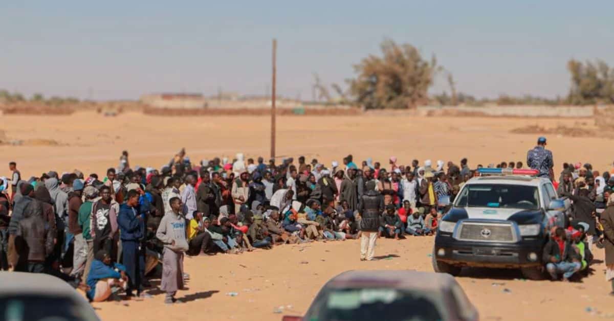 شاحنات تحمل سودانيين