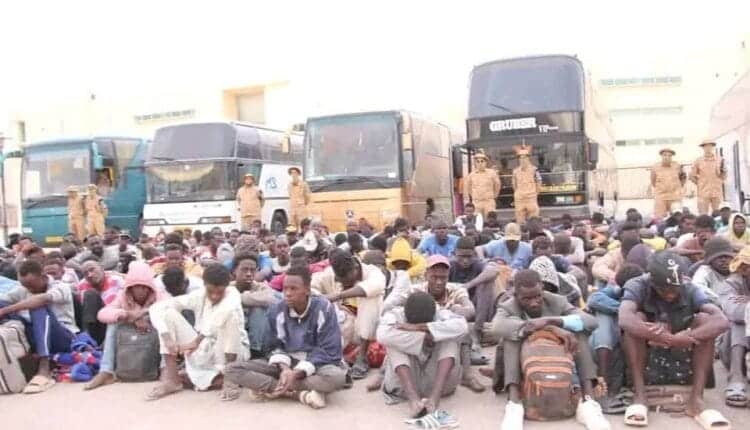مهاجرون سودانيون عالقون في الصحراء