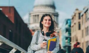 منحة دراسية 